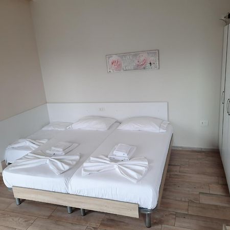 Disy Apartments Vlorë Buitenkant foto