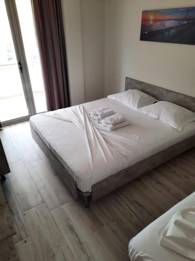 Disy Apartments Vlorë Buitenkant foto