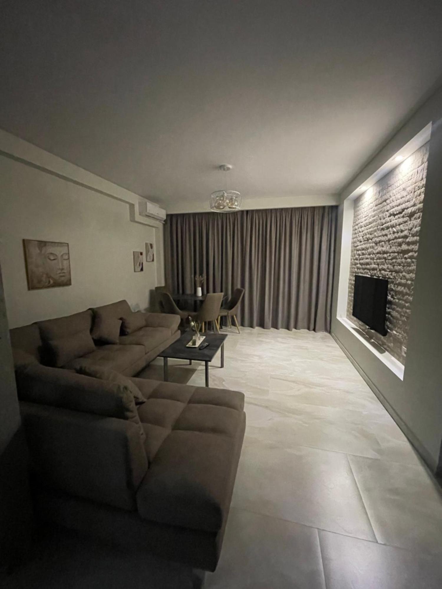 Disy Apartments Vlorë Buitenkant foto