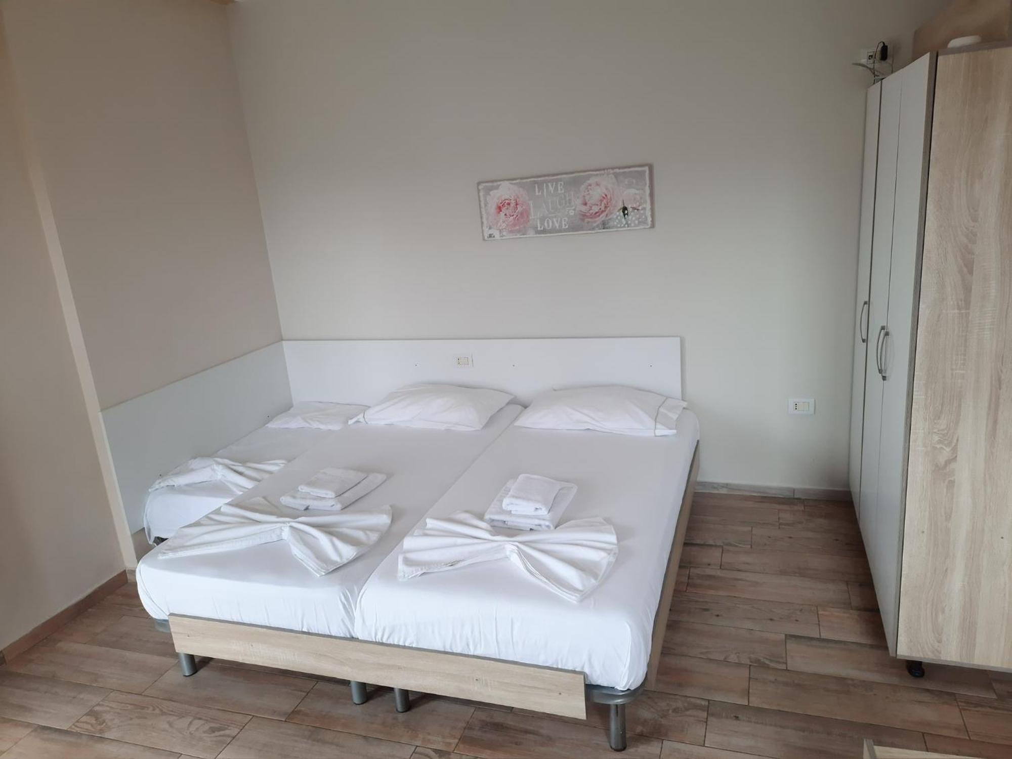 Disy Apartments Vlorë Buitenkant foto