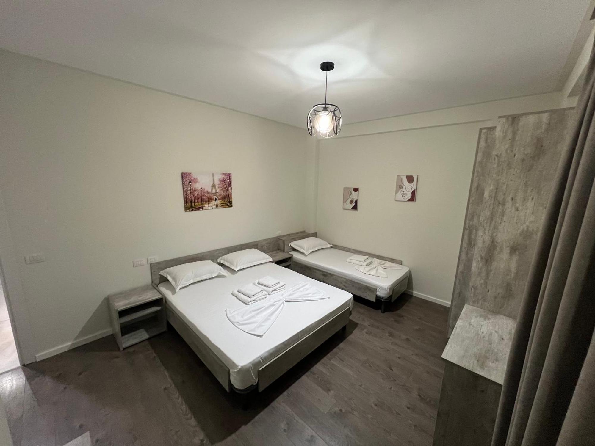 Disy Apartments Vlorë Buitenkant foto